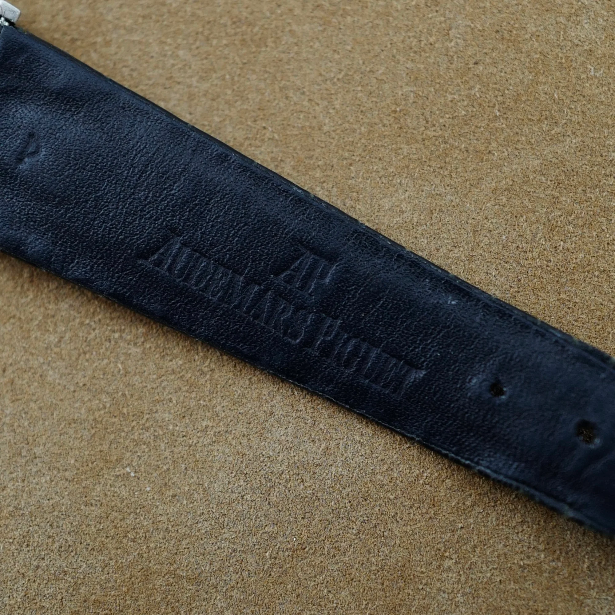 Audemars Piguet Platinum Extra-Plat Ref. 14667 in Top Condition with Original Warranty (New Arrival) - Image 6