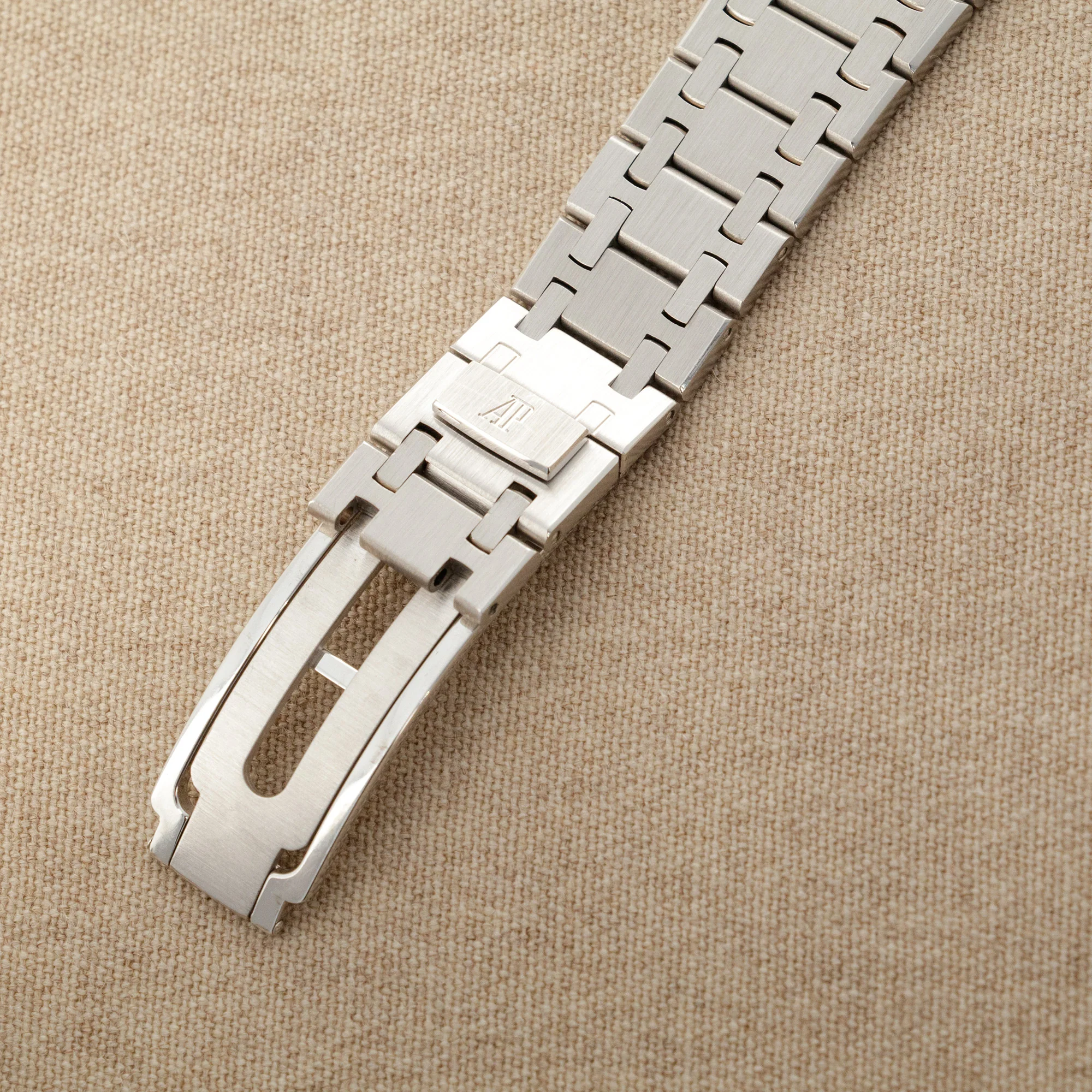 Audemars Piguet White Gold Royal Oak Ref. 15054 with Diamond and Emerald Dial - Image 9