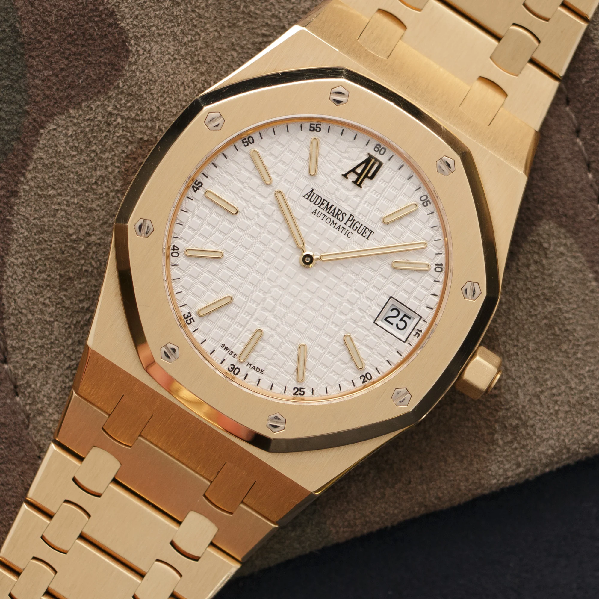 Audemars Piguet Yellow Gold Ultra-Thin Royal Oak, Ref. 15202 - Image 2