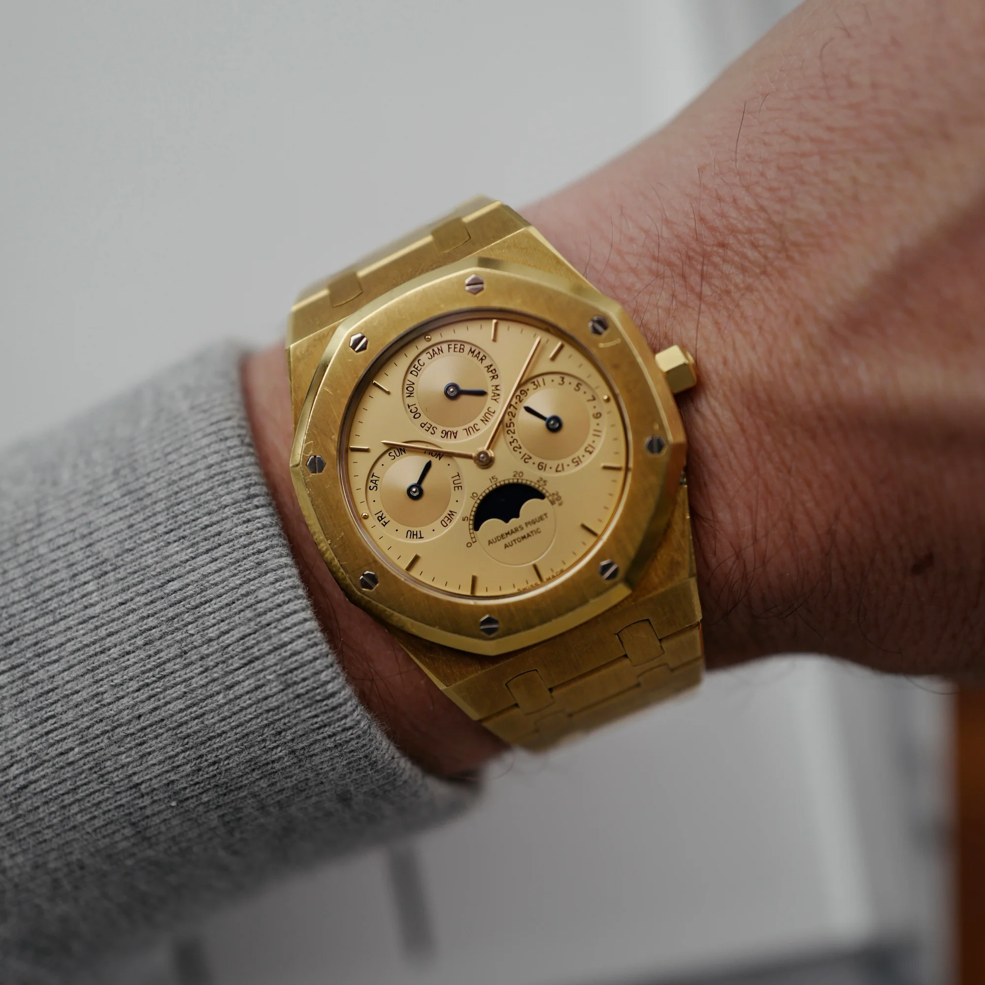 Audemars Piguet Yellow Gold Royal Oak Perpetual Watch Ref. 25554BA in Outstanding Original Condition - Image 8