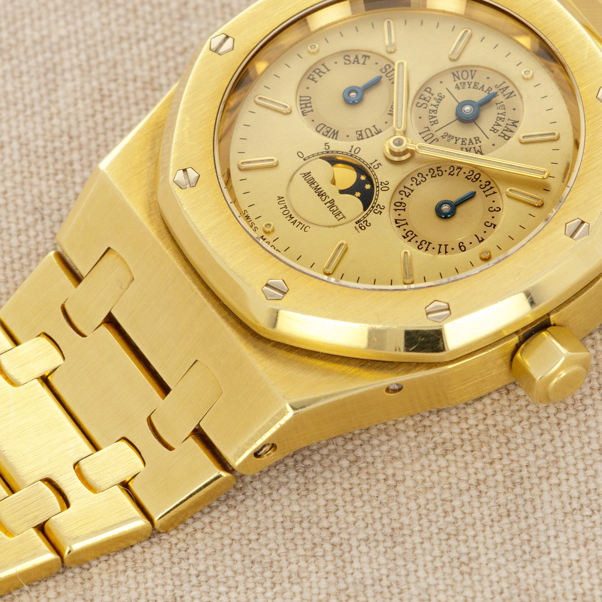 Audemars Piguet Yellow Gold Royal Oak Quantieme Calendar Ref. 25800 - Image 4