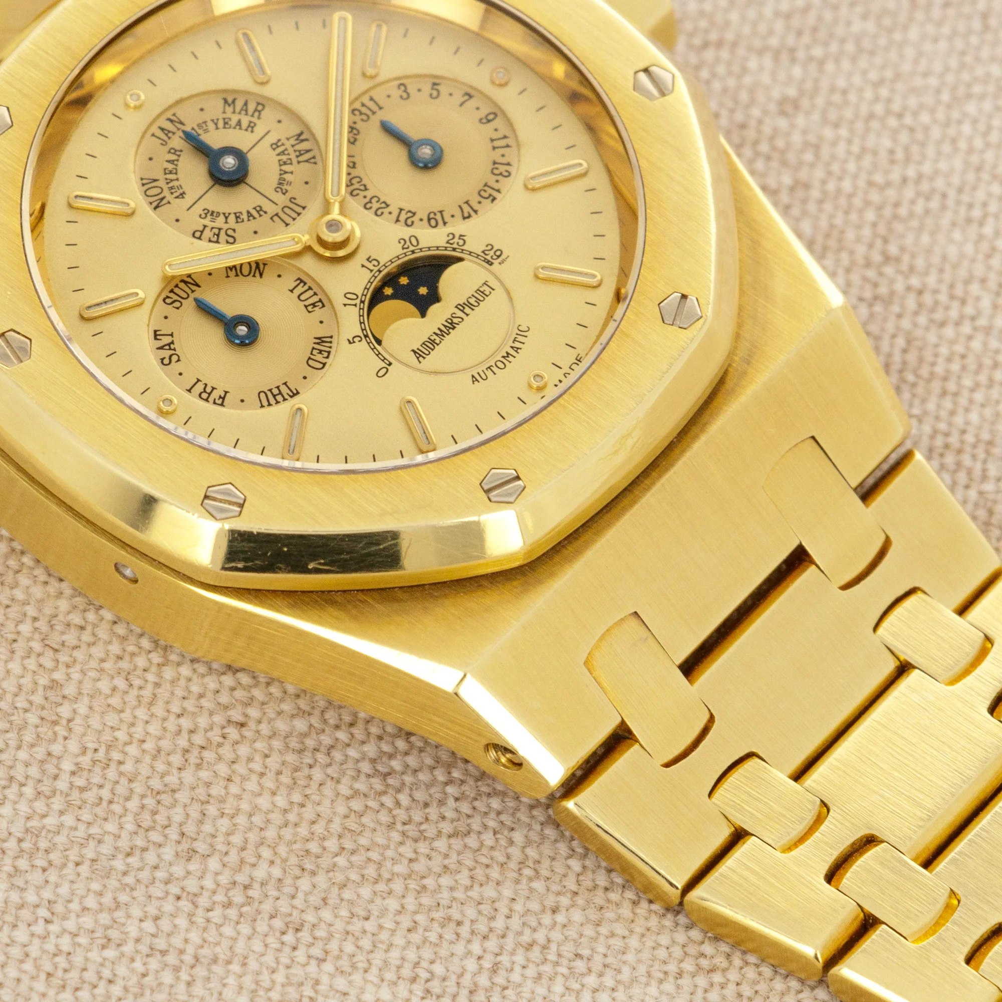 Audemars Piguet Yellow Gold Royal Oak Quantieme Calendar Ref. 25800 - Image 5