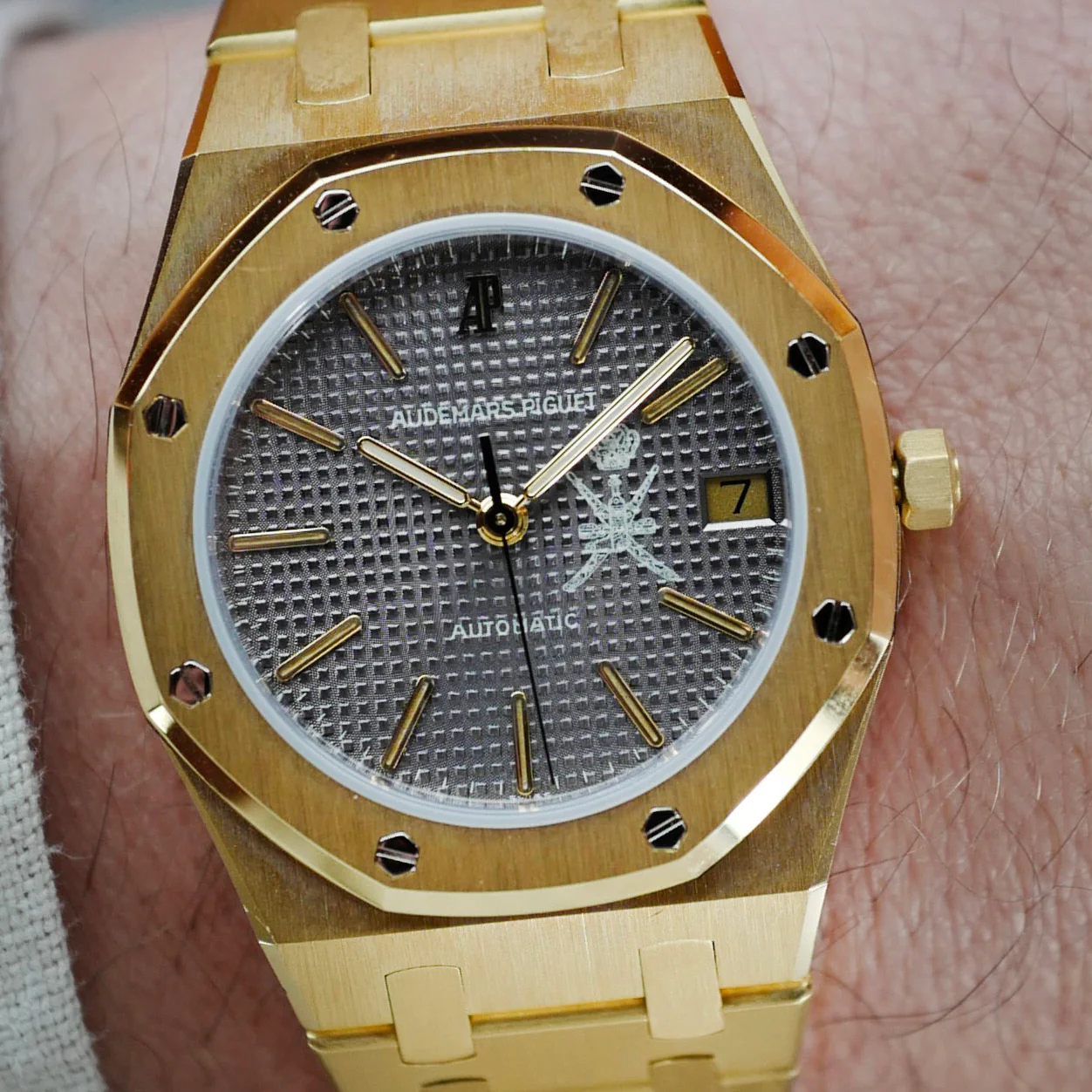 Audemars Piguet Yellow Gold Royal Oak Watch Ref. 4100 with Khanjar Emblem of Oman - Image 3
