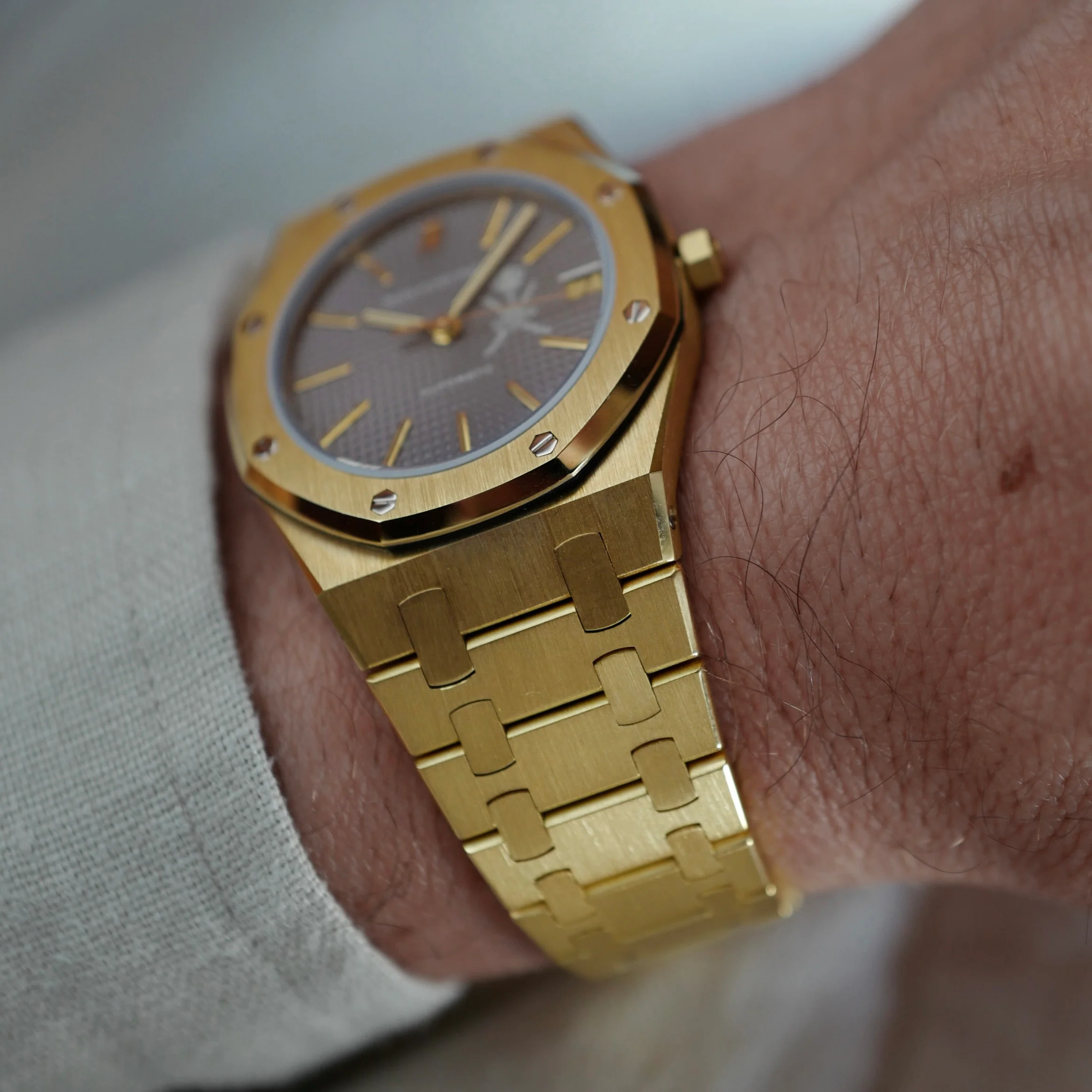 Audemars Piguet Yellow Gold Royal Oak Watch Ref. 4100 with Khanjar Emblem of Oman - Image 5