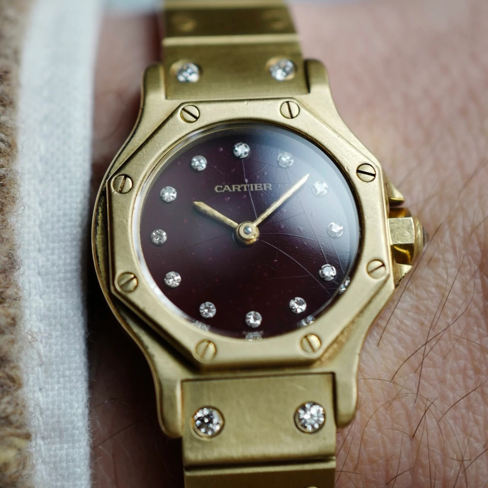 Cartier Yellow Gold Round Santos Ref. 0906 with Red Dial and Diamond Markers - Image 4