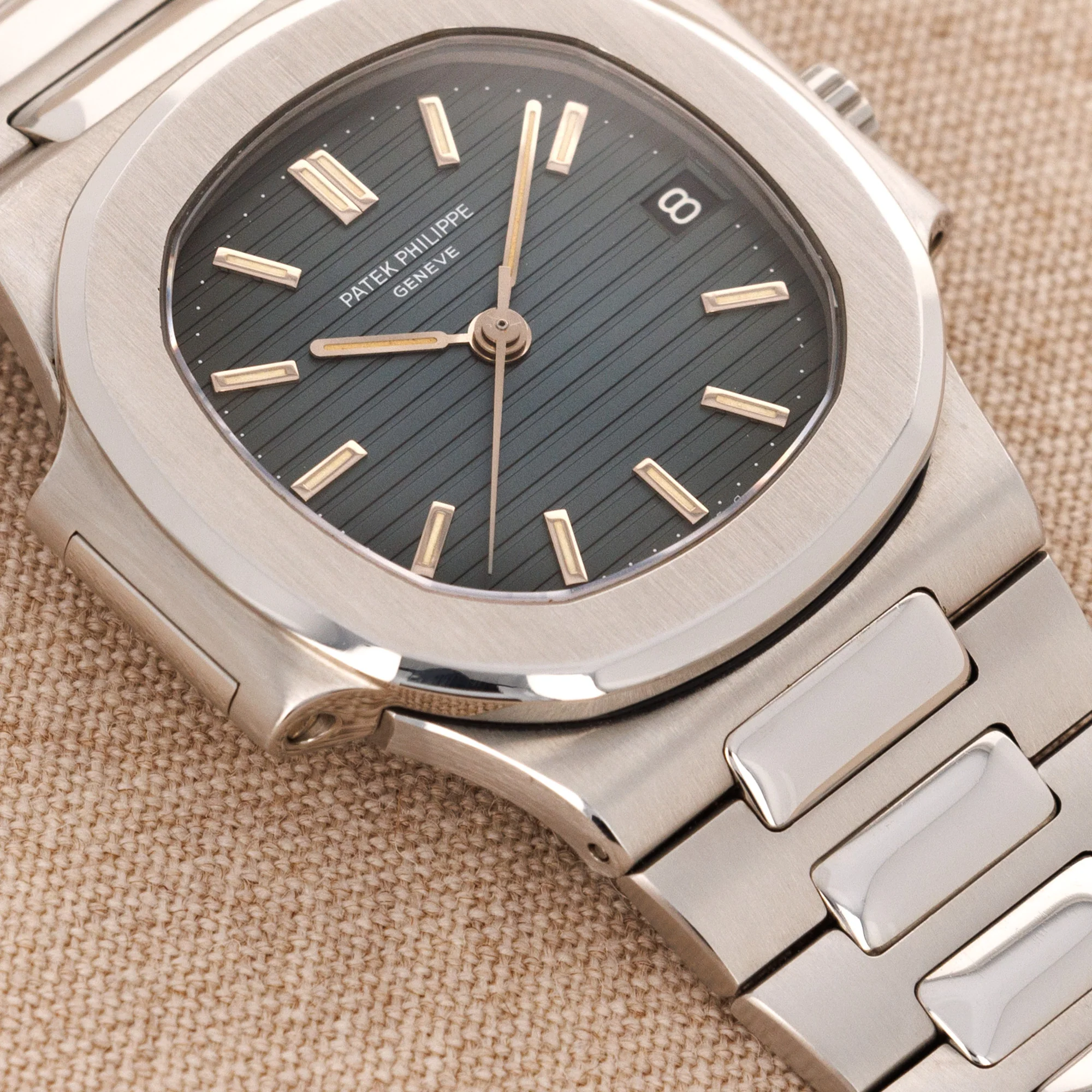 Patek Philippe Nautilus Watch Ref. 3800 with Box and Papers - Image 3