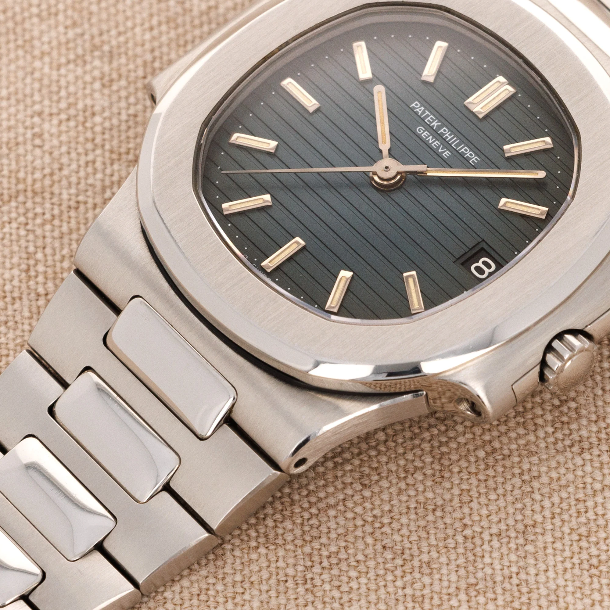 Patek Philippe Nautilus Watch Ref. 3800 with Box and Papers - Image 4