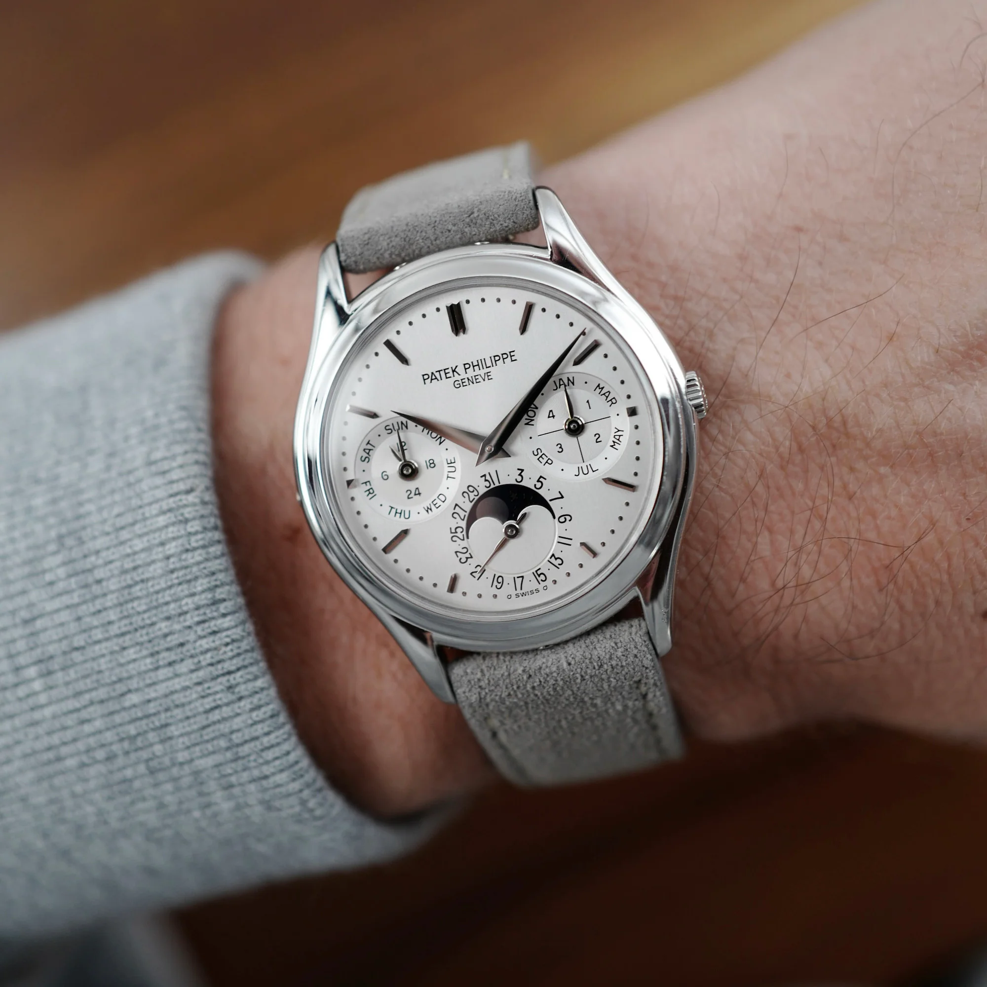 Patek Philippe Platinum Perpetual Calendar Ref. 3940 - Image 3