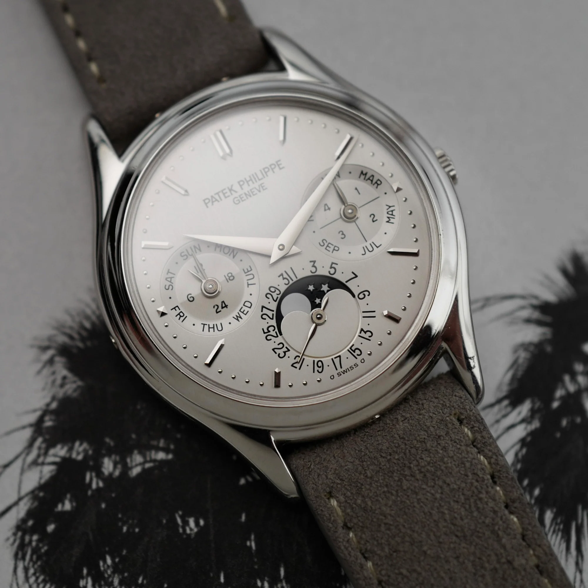 Patek Philippe Platinum Perpetual Calendar Ref. 3940 - Image 4