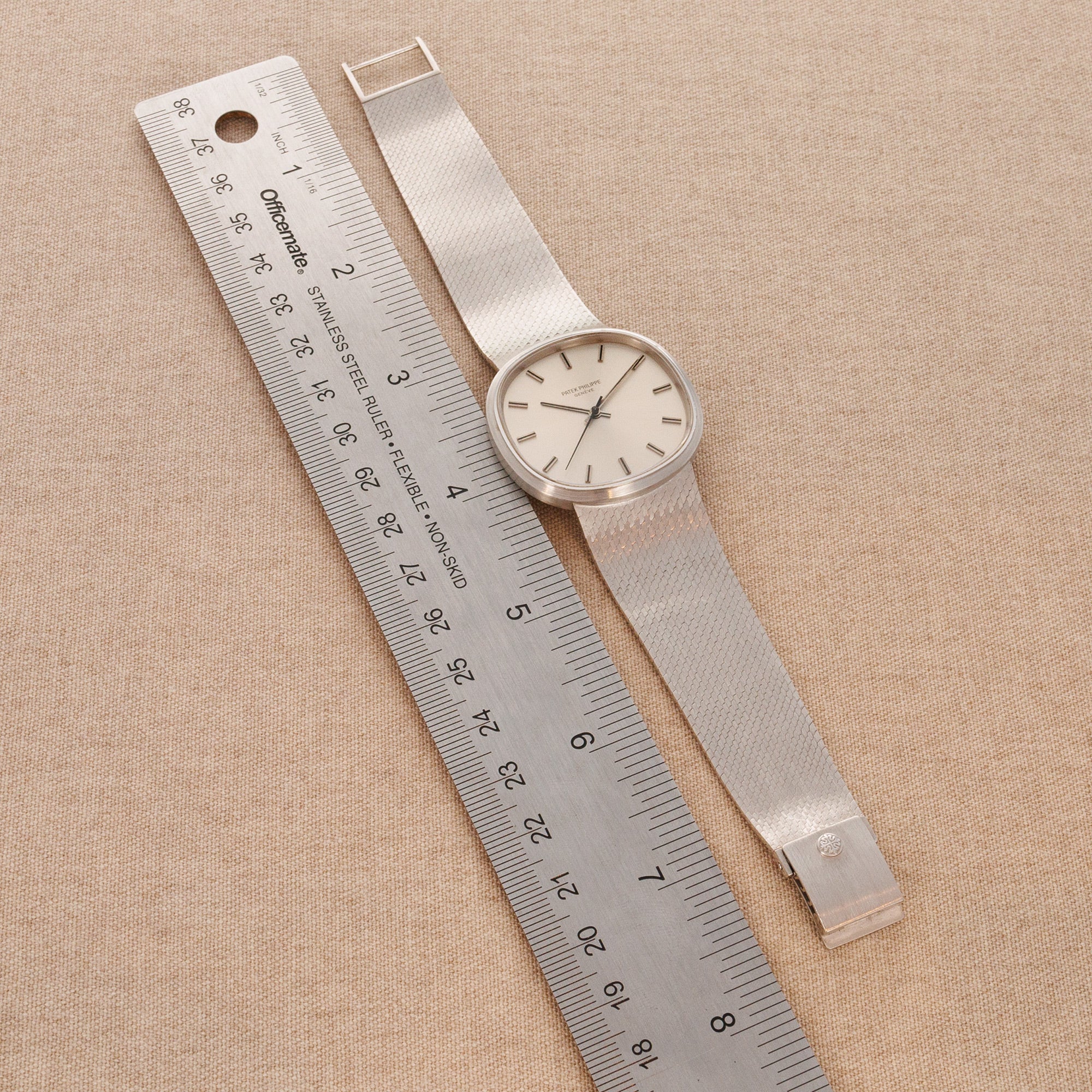 Patek Philippe White Gold Automatic Backwind Golden Circle Watch Ref. 3586 - Image 4