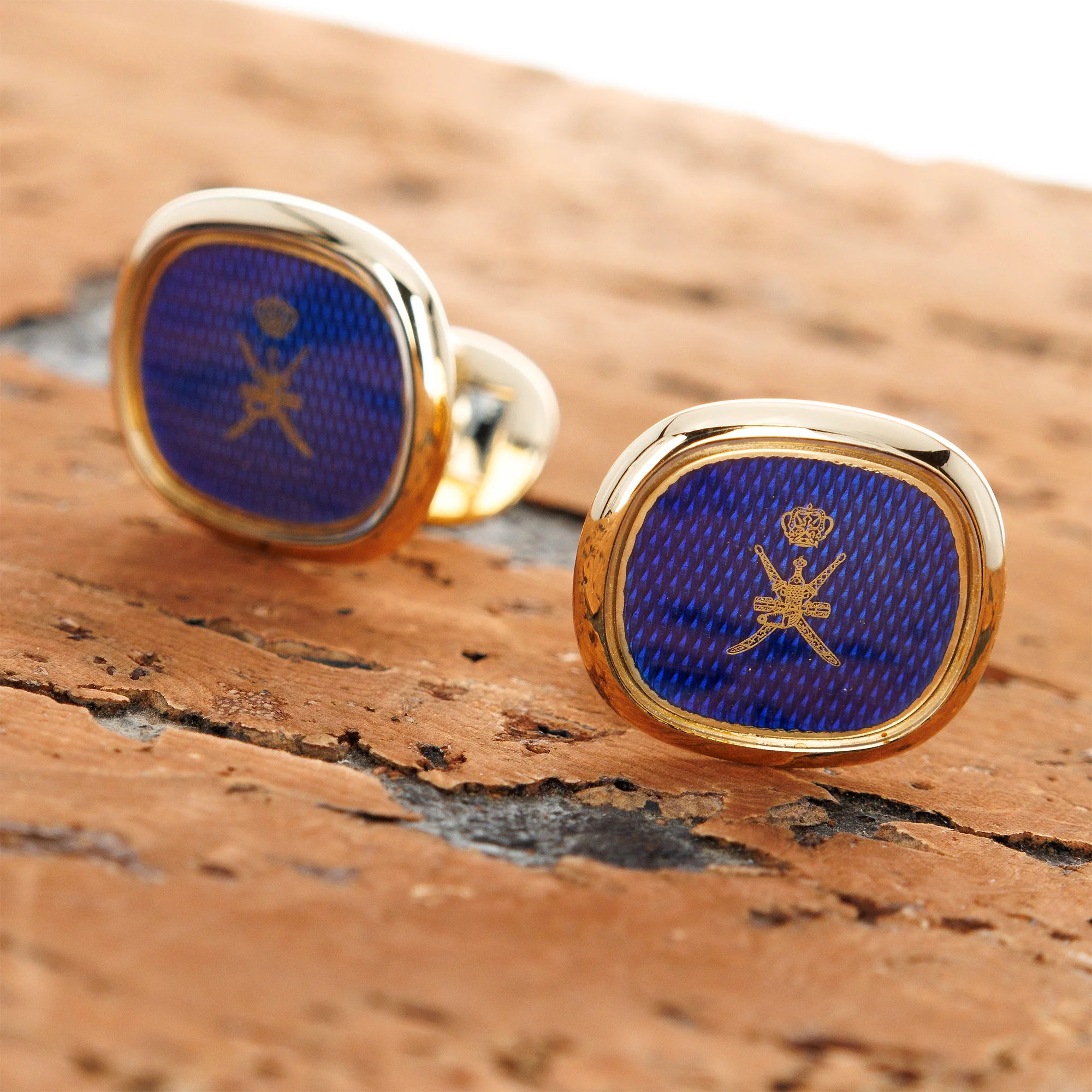 Patek Philippe Yellow Gold Cufflinks with the Khanjar Emblem of Oman - Image 2