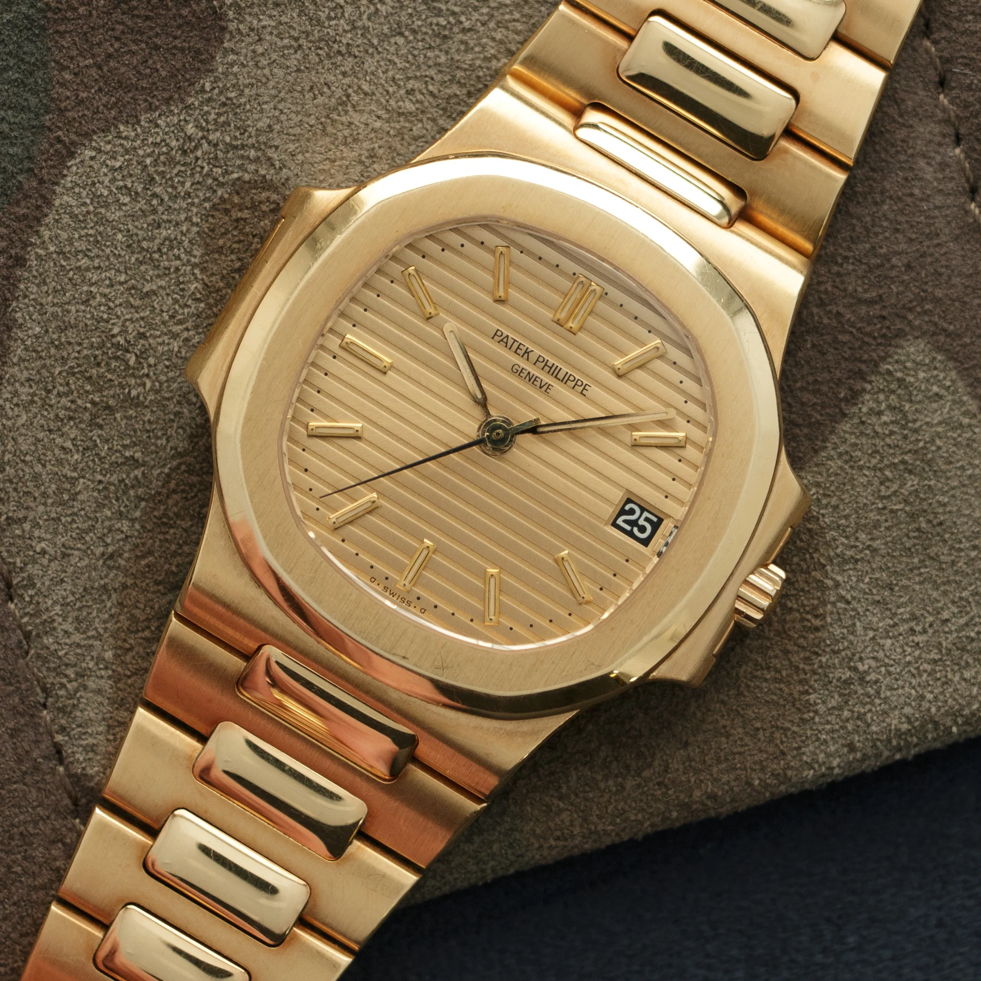 Patek Philippe Yellow Gold Nautilus Automatic Watch Ref. 3800 - Image 2