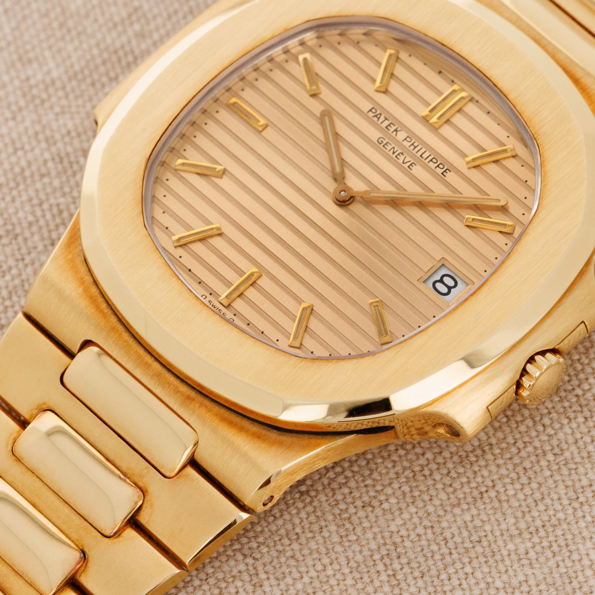 Patek Philippe Yellow Gold Nautilus Jumbo Watch Ref. 3700 in New Old Stock Condition - Image 5