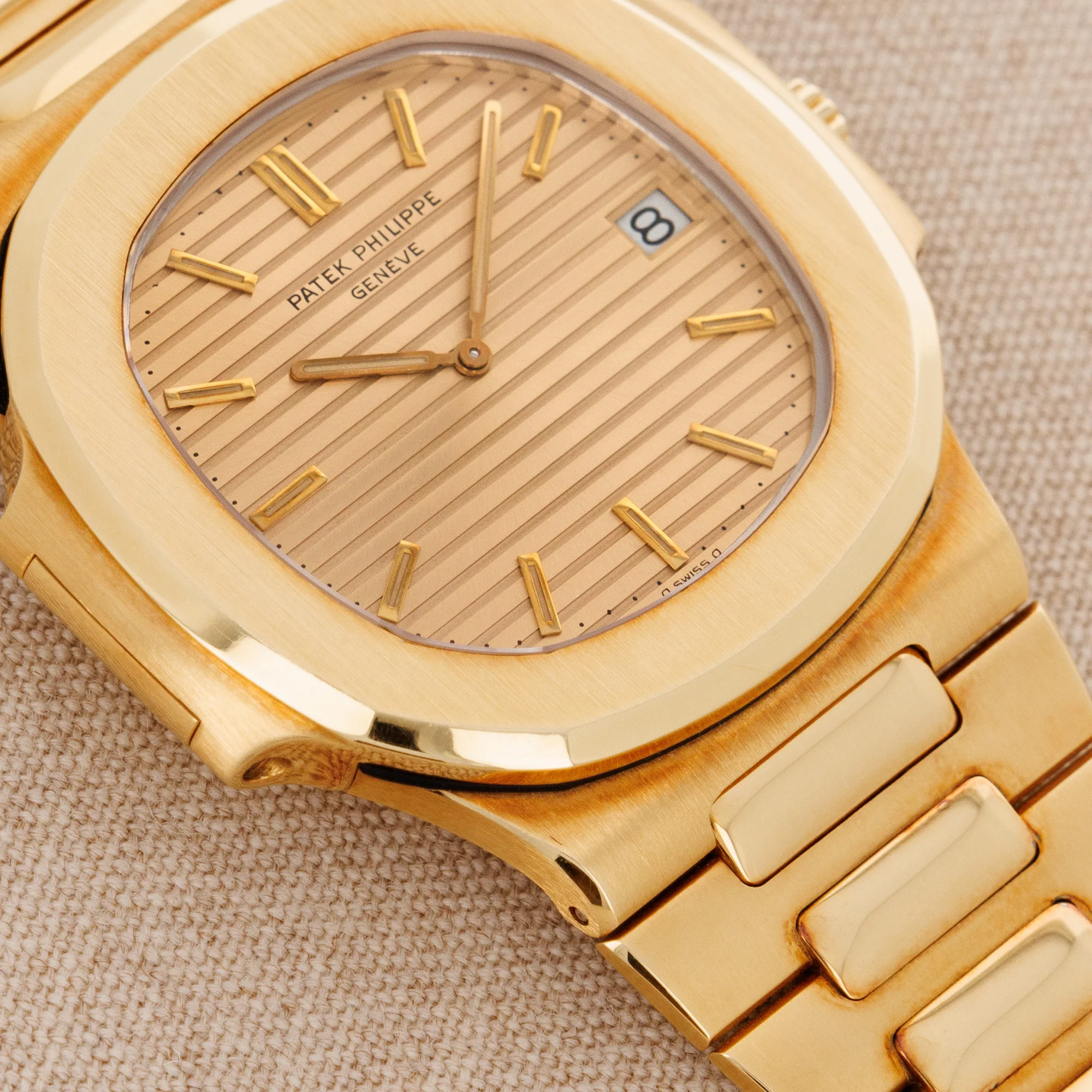 Patek Philippe Yellow Gold Nautilus Jumbo Watch Ref. 3700 in New Old Stock Condition - Image 6