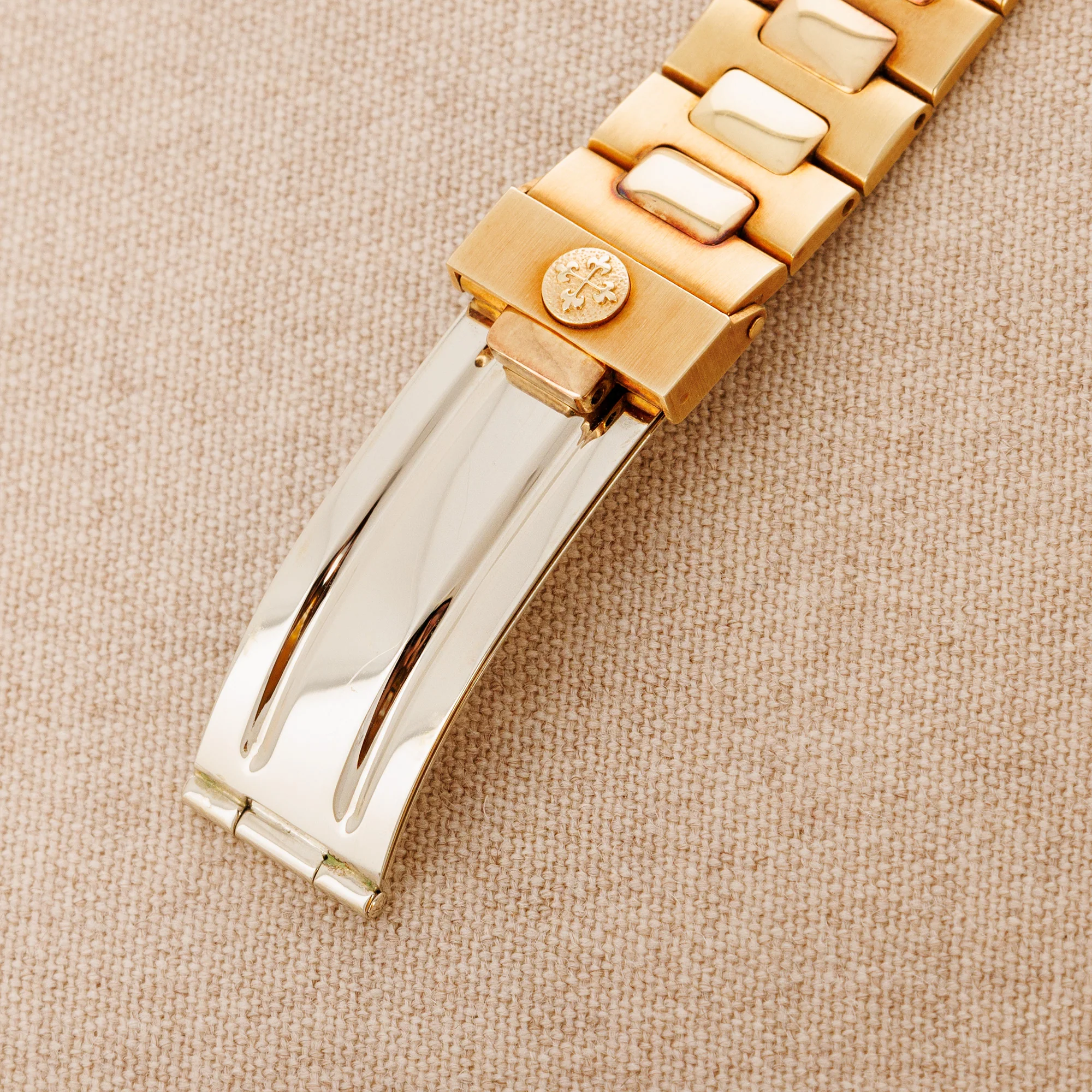 Patek Philippe Yellow Gold Nautilus Jumbo Watch Ref. 3700 in New Old Stock Condition - Image 7