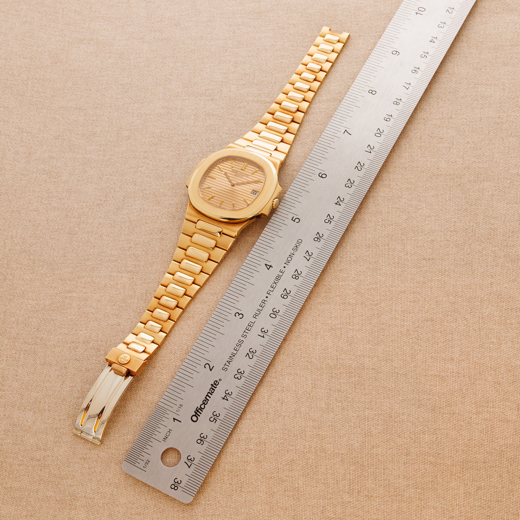 Patek Philippe Yellow Gold Nautilus Jumbo Watch Ref. 3700 in New Old Stock Condition - Image 9