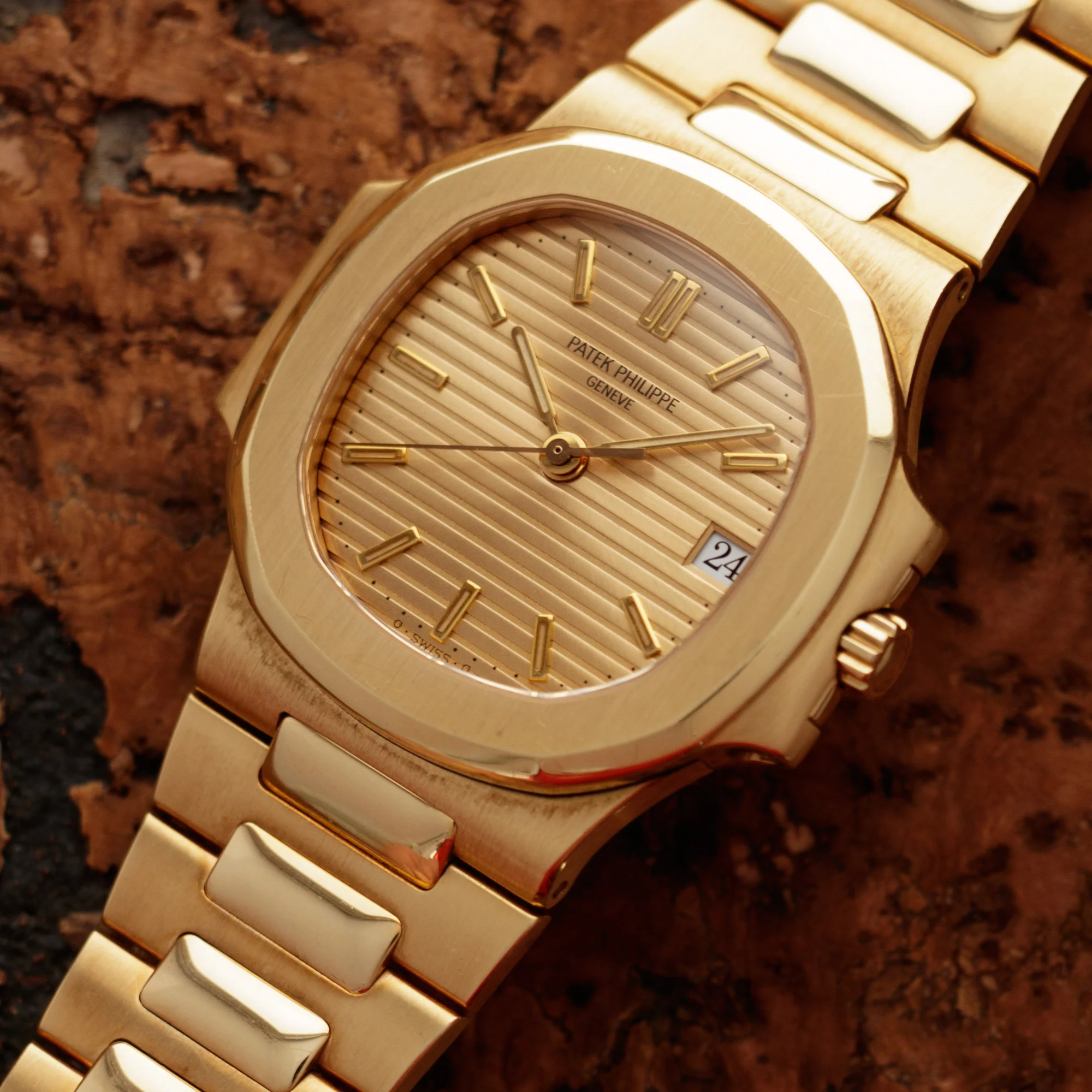 Patek Philippe Yellow Gold Nautilus Ref. 3800 - Image 2