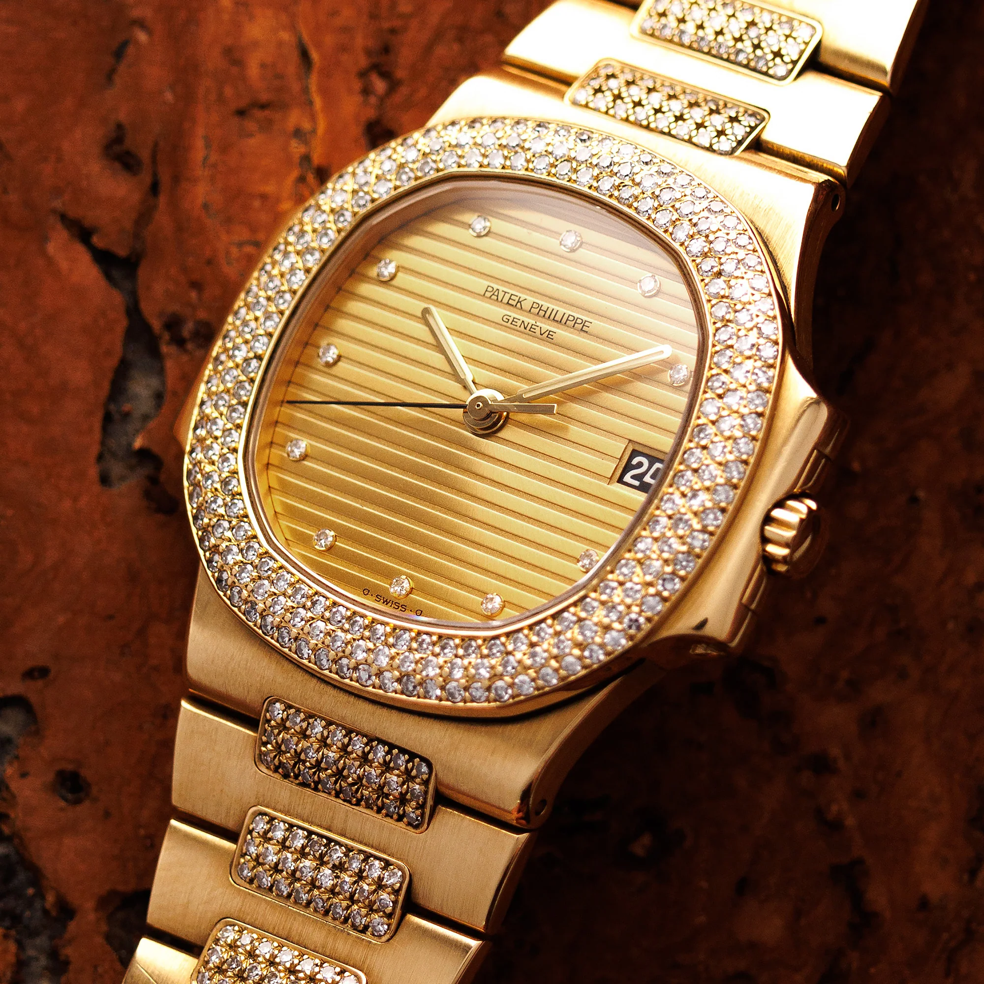 Patek Philippe Yellow Gold Nautilus Ref. 3800/5 with Factory Diamonds - Image 2