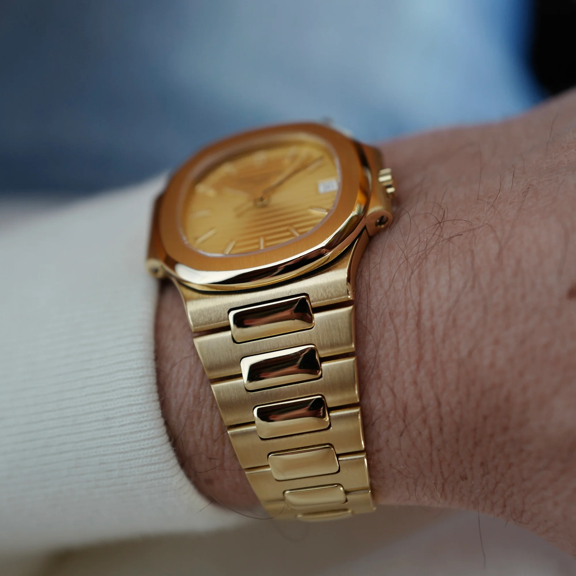 Patek Philippe Yellow Gold Nautilus Ref. 3800 (New Arrival) - Image 4