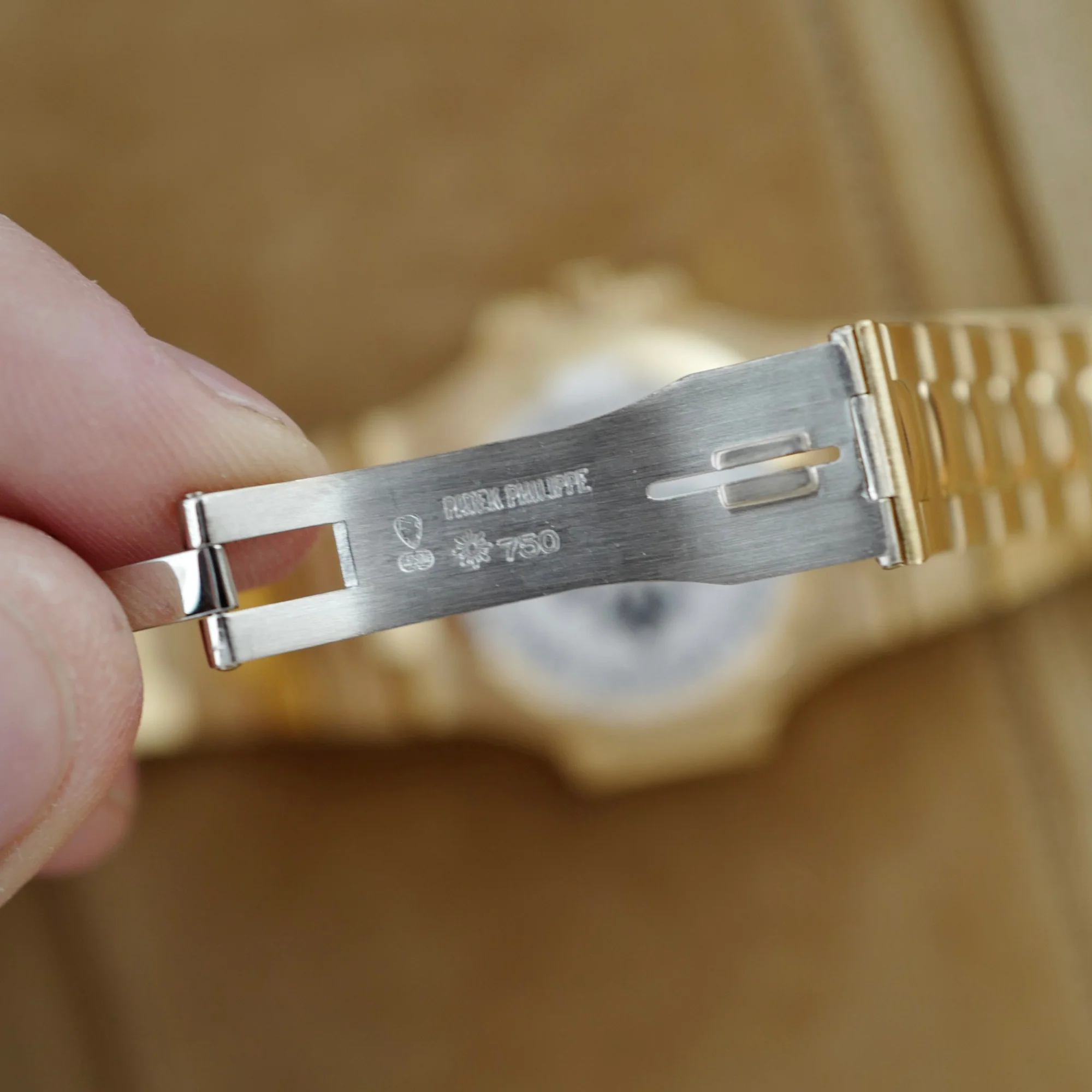 Patek Philippe Yellow Gold Nautilus Ref. 3800 (New Arrival) - Image 7