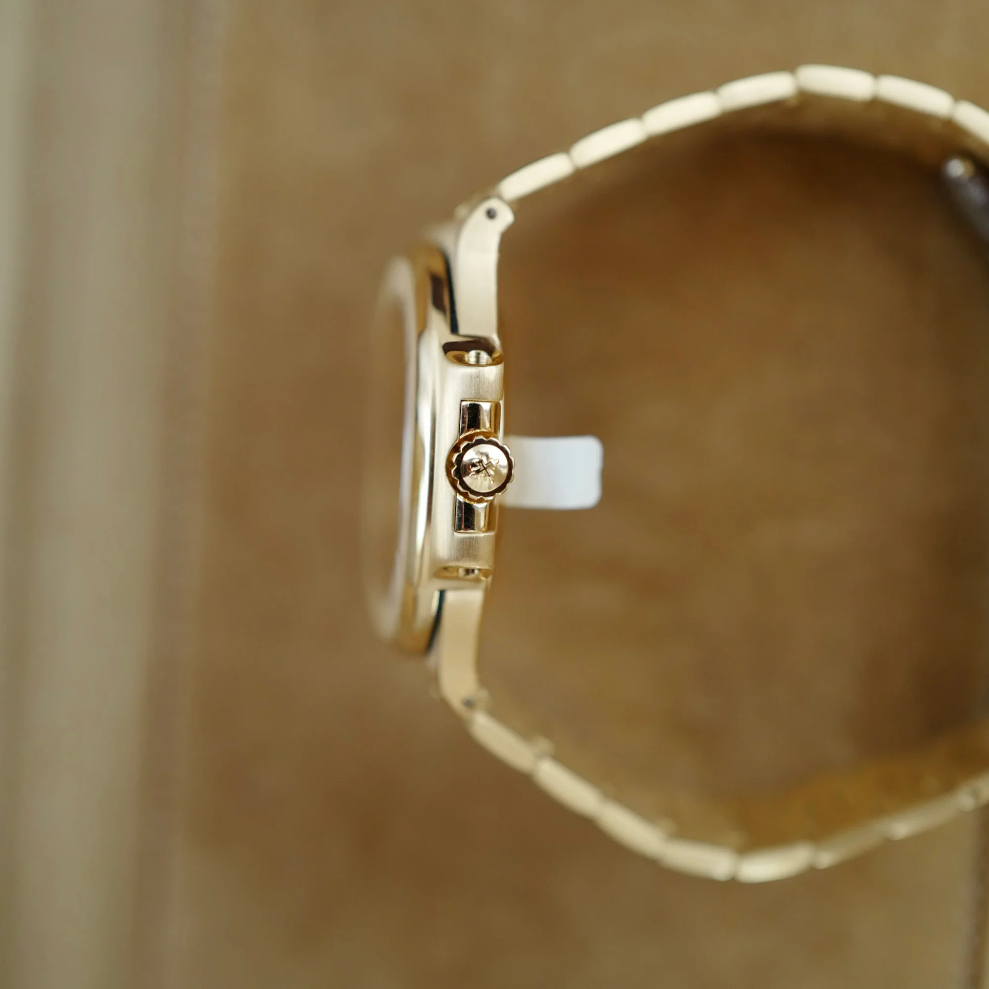 Patek Philippe Yellow Gold Nautilus Ref. 3800 (New Arrival) - Image 8
