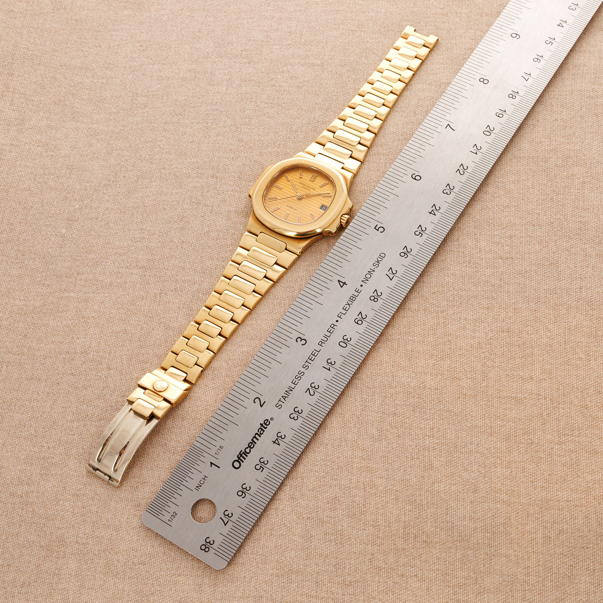 Patek Philippe Yellow Gold Nautilus Ref. 3800 Retailed by Gubelin - Image 5