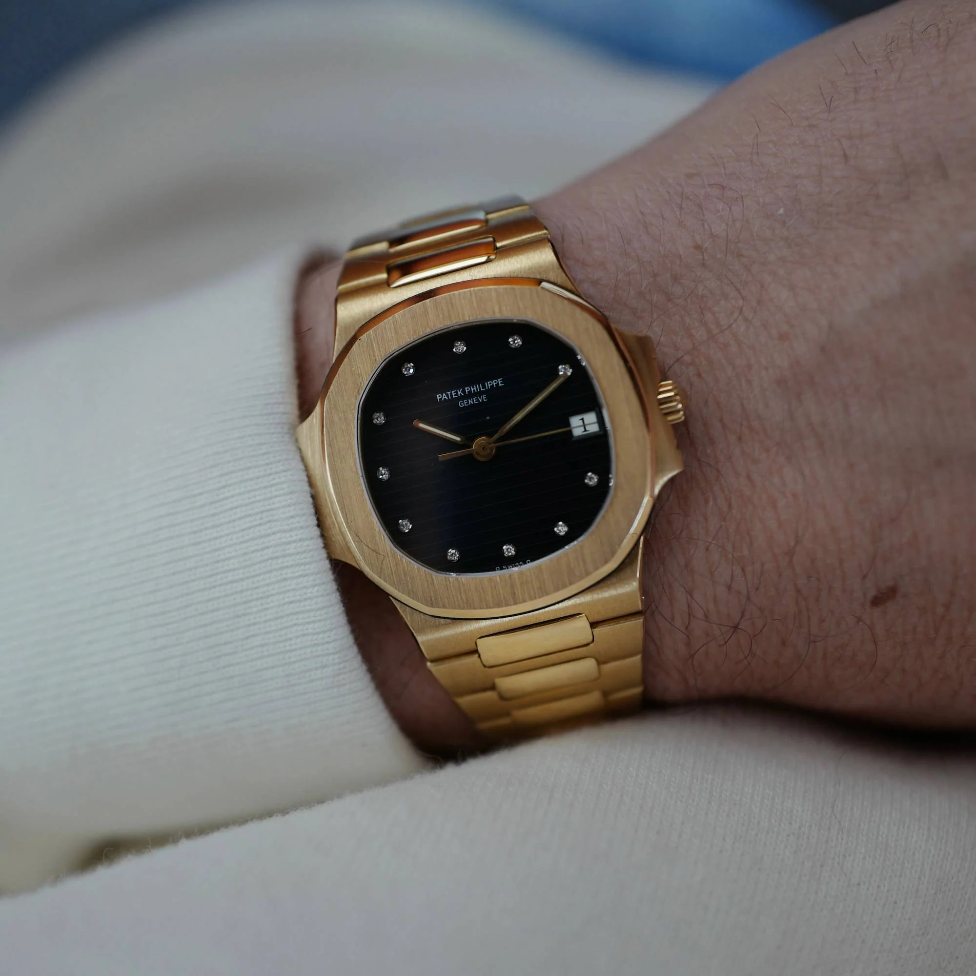 Patek Philippe Yellow Gold Nautilus Ref. 3800 with Blue Diamond Dial - Image 2
