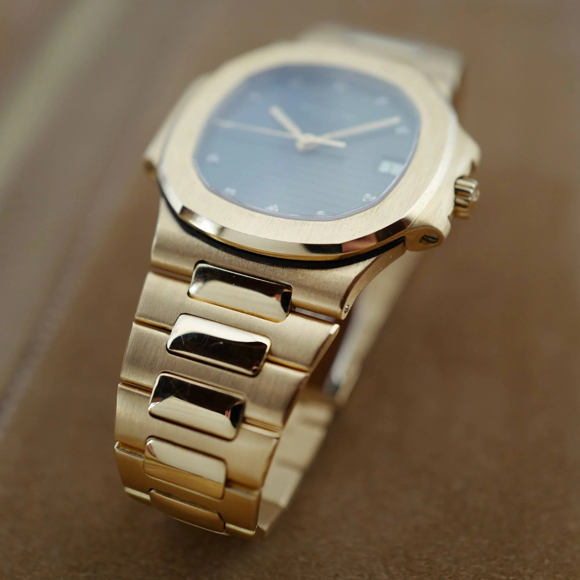 Patek Philippe Yellow Gold Nautilus Ref. 3800 with Blue Diamond Dial - Image 3