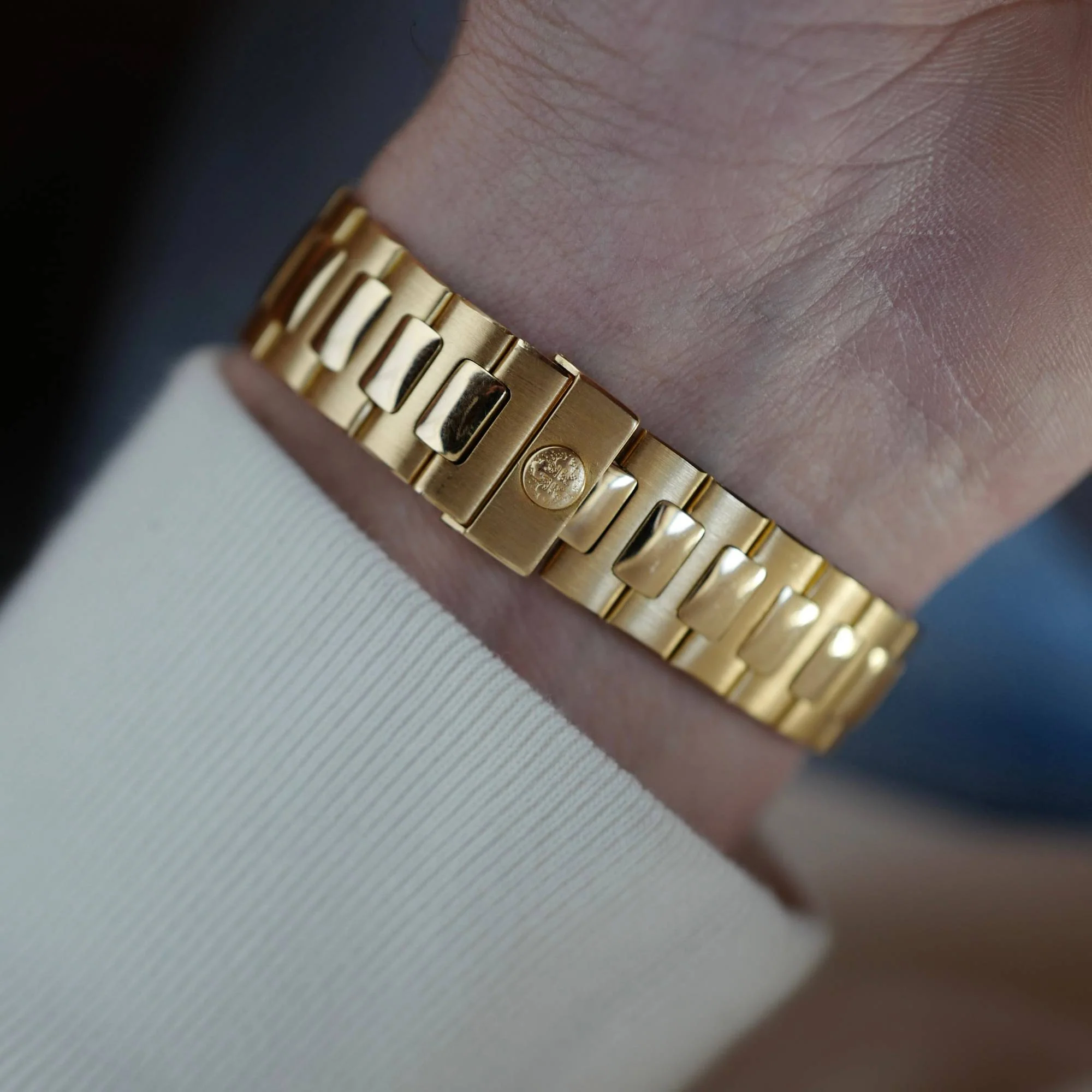 Patek Philippe Yellow Gold Nautilus Ref. 3800 with Blue Diamond Dial - Image 5