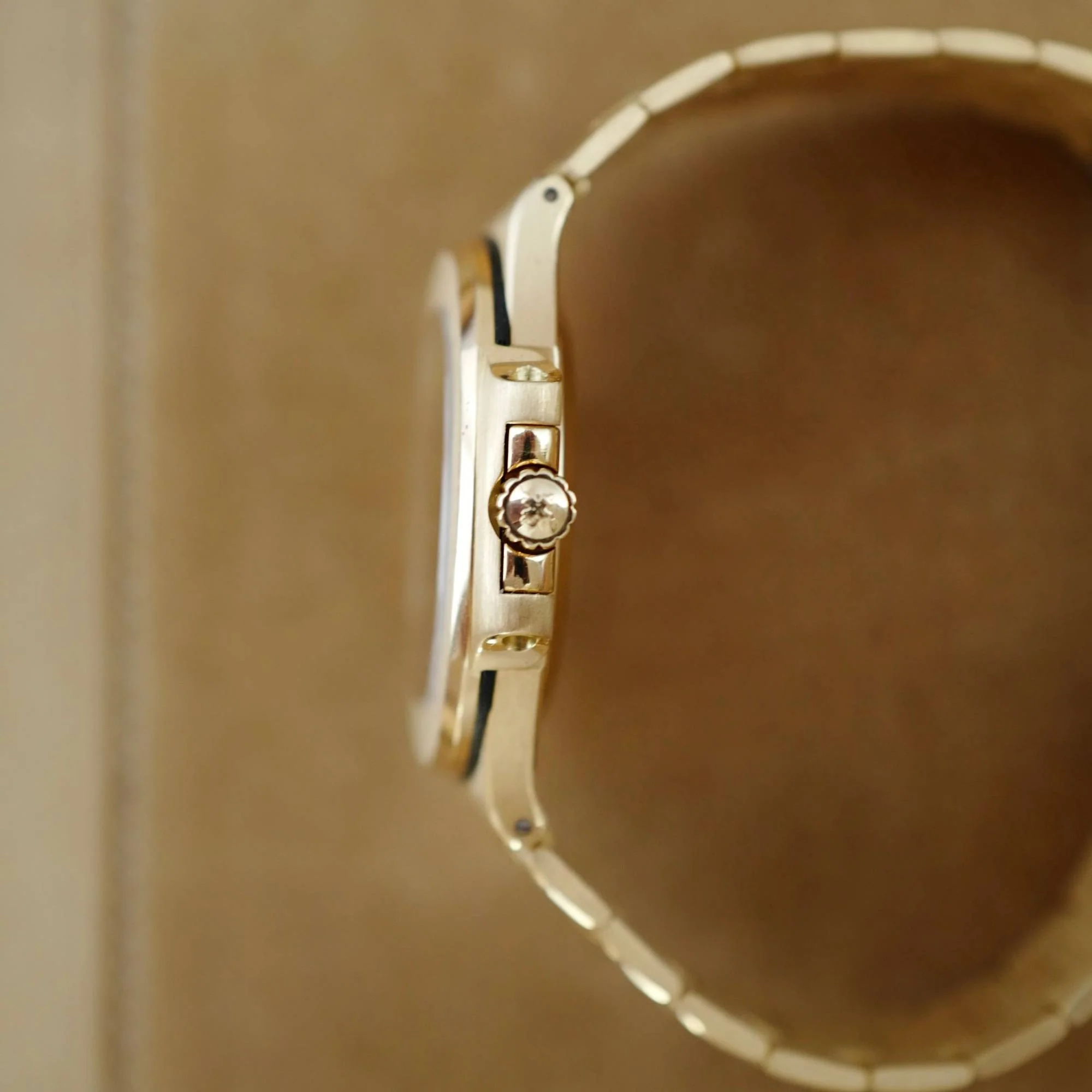 Patek Philippe Yellow Gold Nautilus Ref. 3800 with Blue Diamond Dial - Image 6