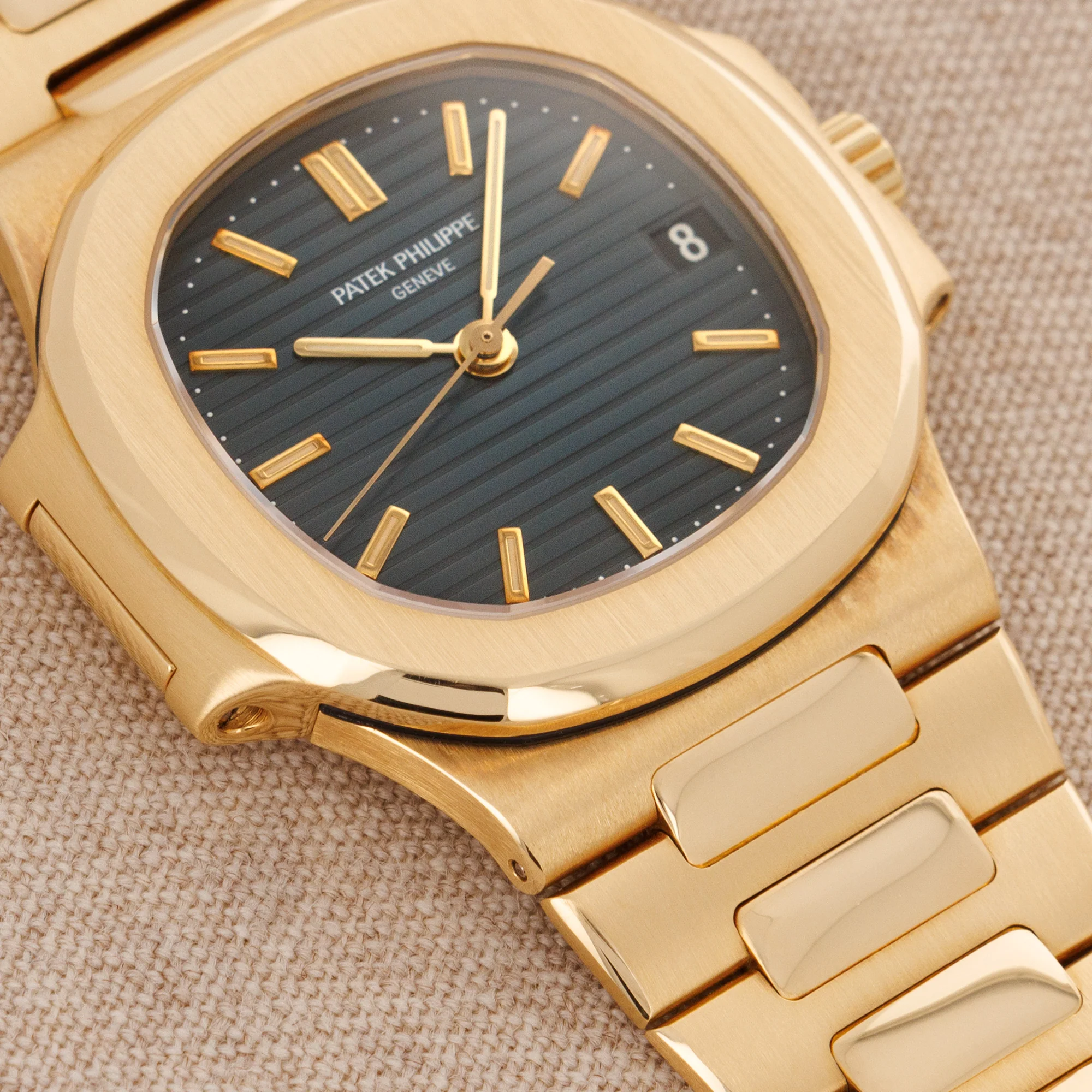 Patek Philippe Yellow Gold Nautilus Ref. 3800J - Image 4