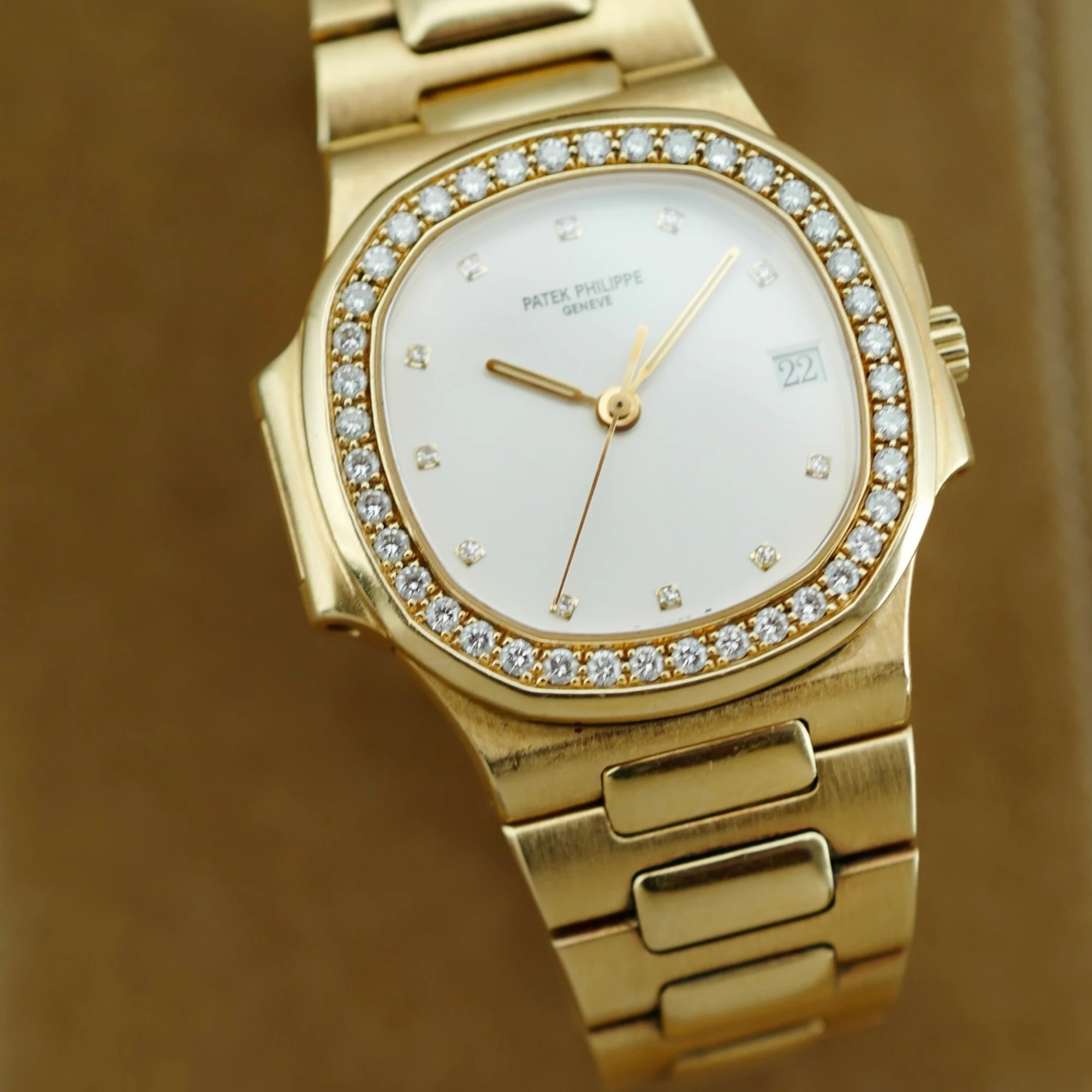 Patek Philippe Yellow Gold Nautilus Watch Ref. 3800 - Image 6