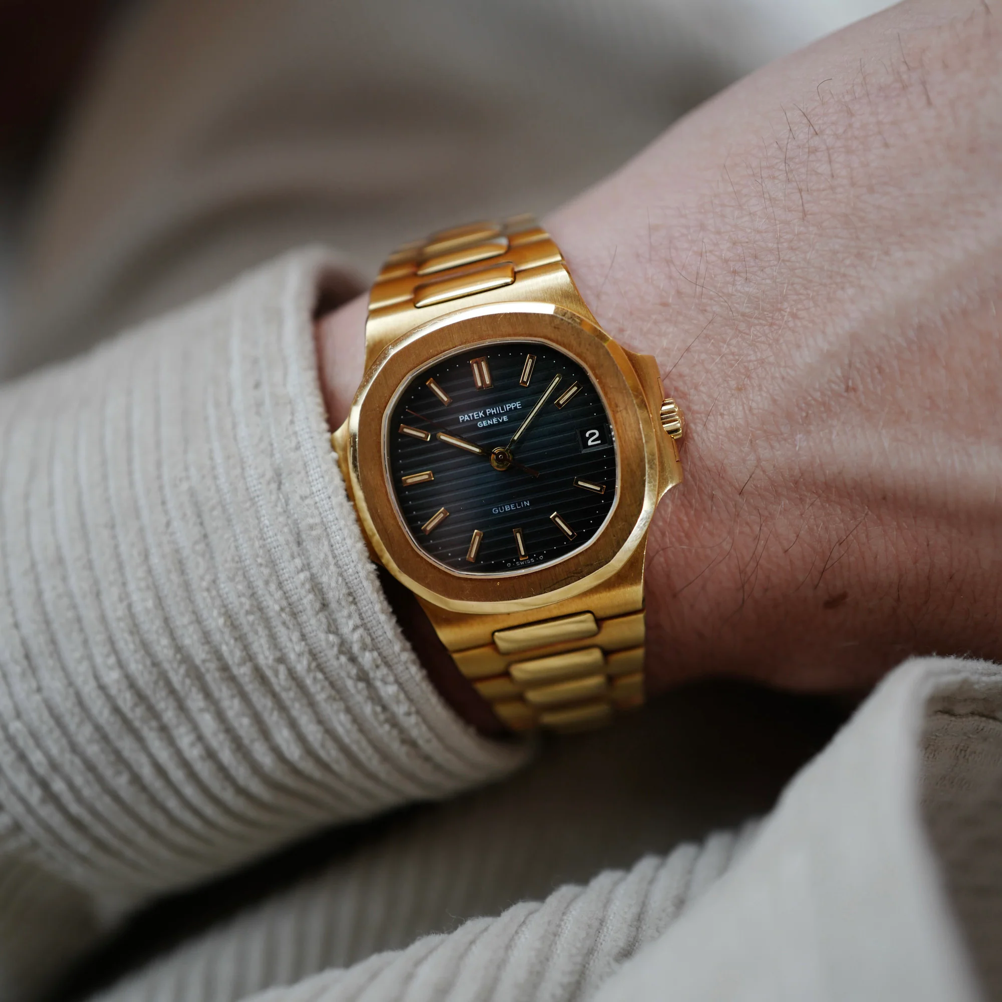 Patek Philippe Yellow Gold Nautilus Watch Ref. 3800 retailed by Gubelin  in Top Condition - Image 6