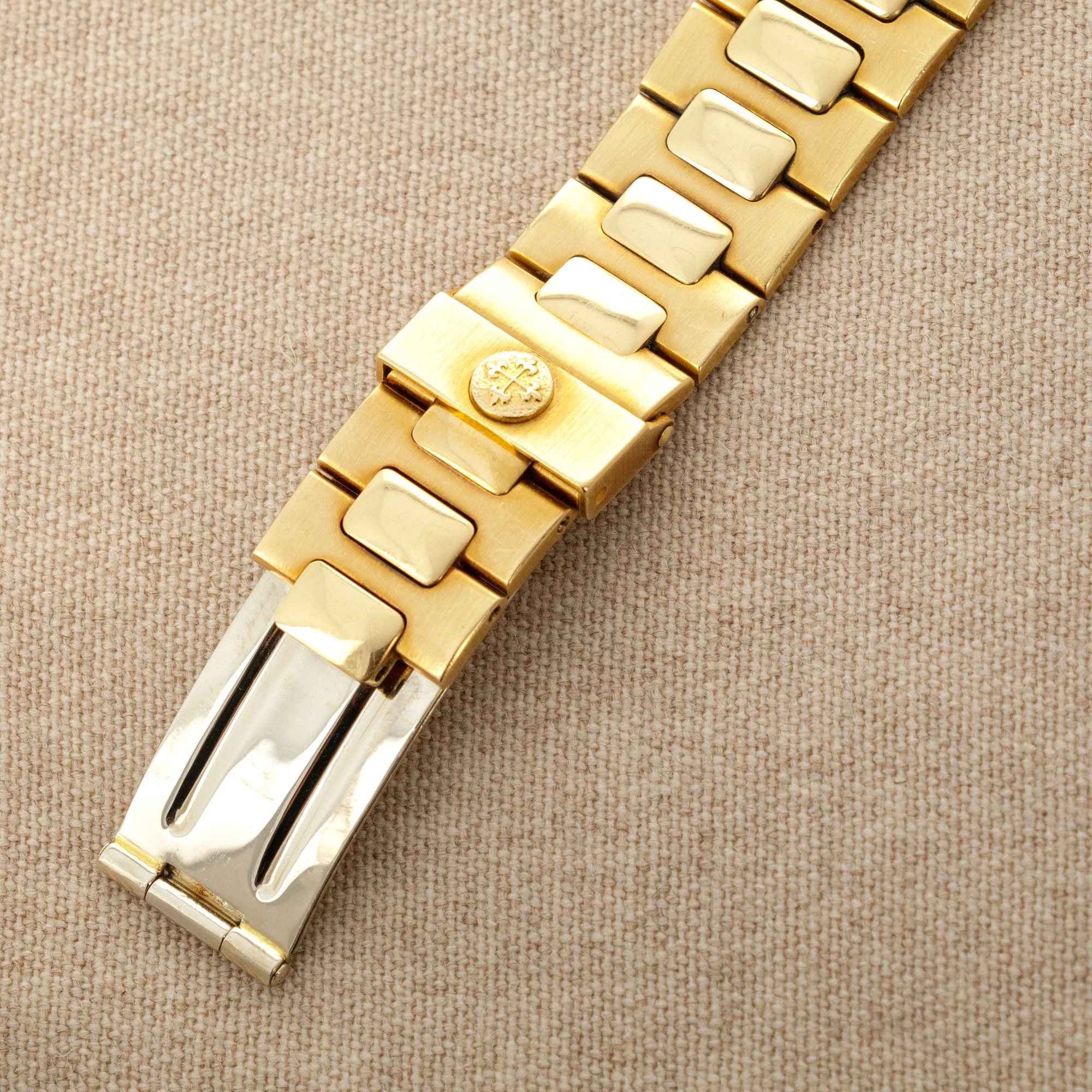 Patek Philippe Yellow Gold Nautilus Watch Ref. 3800 - Image 9