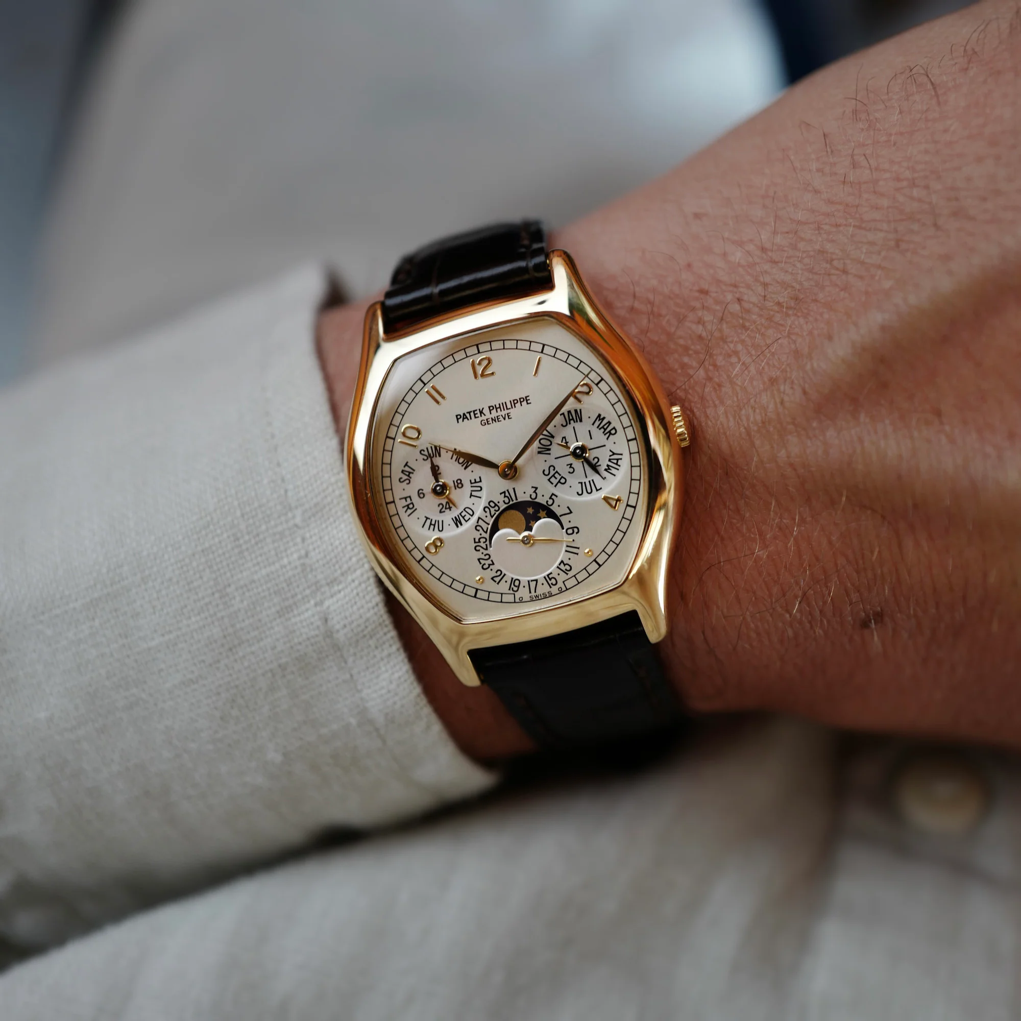 Patek Philippe Yellow Gold Perpetual Calendar Ref. 5040 - Image 3