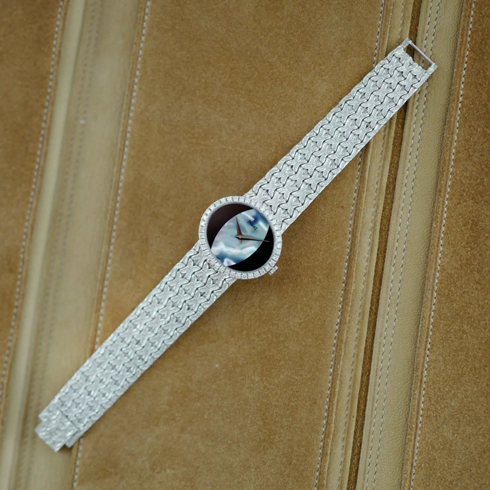 Piaget White Gold Watch Ref. 9806 with Onyx & Mother of Pearl - Image 4